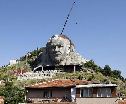 Những gương mặt khổng lồ trên núi đá - 10