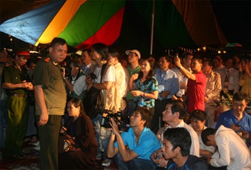 “Phật lòng” với đại lễ cung nghinh Phật ngọc - 2 “Phật lòng” với đại lễ cung nghinh Phật ngọc - 2