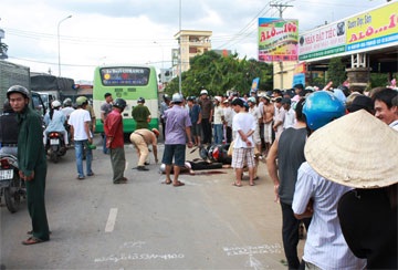 Xe buýt cán chết một cô gái trẻ - 1