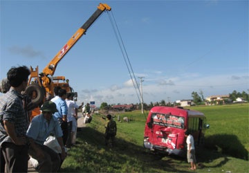 Đâm xe liên hoàn, hơn 100 hành khách hú vía - 1 Đâm xe liên hoàn, hơn 100 hành khách hú vía - 1