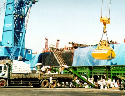 “Cấp cứu” nền kinh tế: Chỉ kích cầu là không đủ... - 2 “Cấp cứu” nền kinh tế: Chỉ kích cầu là không đủ... - 2