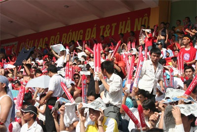 CĐV “Hoa phượng đỏ” cuồng nhiệt trên sân Hàng Đẫy - 9 CĐV “Hoa phượng đỏ” cuồng nhiệt trên sân Hàng Đẫy - 9