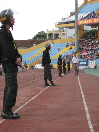 CĐV “Hoa phượng đỏ” cuồng nhiệt trên sân Hàng Đẫy - 8 CĐV “Hoa phượng đỏ” cuồng nhiệt trên sân Hàng Đẫy - 8