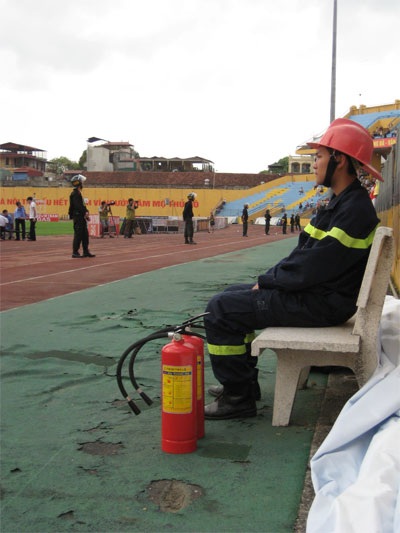 CĐV “Hoa phượng đỏ” cuồng nhiệt trên sân Hàng Đẫy - 6 CĐV “Hoa phượng đỏ” cuồng nhiệt trên sân Hàng Đẫy - 6