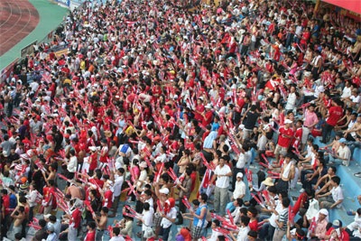 CĐV “Hoa phượng đỏ” cuồng nhiệt trên sân Hàng Đẫy - 10 CĐV “Hoa phượng đỏ” cuồng nhiệt trên sân Hàng Đẫy - 10