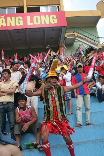 CĐV “Hoa phượng đỏ” cuồng nhiệt trên sân Hàng Đẫy - 7 CĐV “Hoa phượng đỏ” cuồng nhiệt trên sân Hàng Đẫy - 7