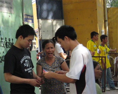 CĐV “Hoa phượng đỏ” cuồng nhiệt trên sân Hàng Đẫy - 3 CĐV “Hoa phượng đỏ” cuồng nhiệt trên sân Hàng Đẫy - 3