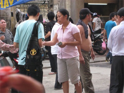 CĐV “Hoa phượng đỏ” cuồng nhiệt trên sân Hàng Đẫy - 1 CĐV “Hoa phượng đỏ” cuồng nhiệt trên sân Hàng Đẫy - 1