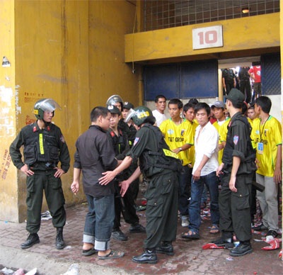 CĐV “Hoa phượng đỏ” cuồng nhiệt trên sân Hàng Đẫy - 2 CĐV “Hoa phượng đỏ” cuồng nhiệt trên sân Hàng Đẫy - 2