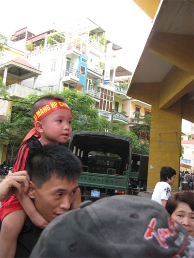 CĐV “Hoa phượng đỏ” cuồng nhiệt trên sân Hàng Đẫy - 4 CĐV “Hoa phượng đỏ” cuồng nhiệt trên sân Hàng Đẫy - 4