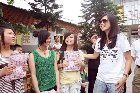 Chương Tử Di: Một ngày ấm áp bên trẻ mồ côi - 1