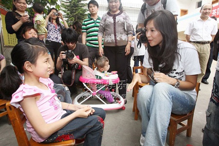 Chương Tử Di: Một ngày ấm áp bên trẻ mồ côi - 2