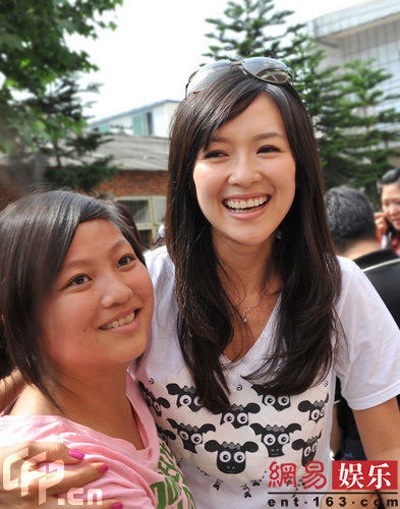 Chương Tử Di: Một ngày ấm áp bên trẻ mồ côi - 5