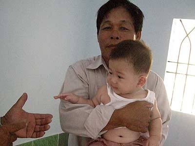 Người đàn ông “khùng” cưu mang nhiều cô gái lỡ làng - 1 Người đàn ông “khùng” cưu mang nhiều cô gái lỡ làng - 1