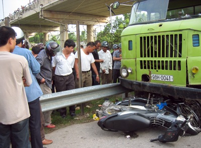 Tạm giam lái xe gây TNGT làm chết 2 người - 1 Tạm giam lái xe gây TNGT làm chết 2 người - 1