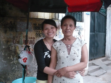 Em gái bán gạo trả lại ví tiền nhặt được - 1