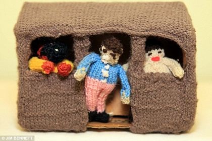 Xây cả ngôi làng bằng... len  - 9