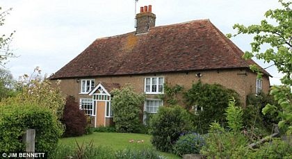 Xây cả ngôi làng bằng... len  - 18