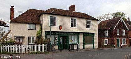 Xây cả ngôi làng bằng... len  - 16