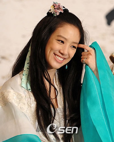 Jung Ryeo Won: "Tôi thích chủ động trong các mối quan hệ..." - 4 Jung Ryeo Won: "Tôi thích chủ động trong các mối quan hệ..." - 4