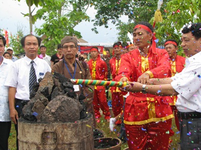 Chùm ảnh: Đúc trống đồng mừng sinh nhật Bác - 12