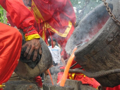 Chùm ảnh: Đúc trống đồng mừng sinh nhật Bác - 16