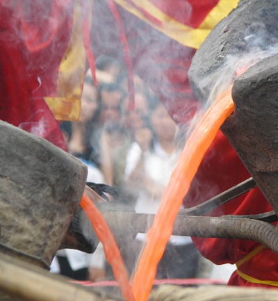 Chùm ảnh: Đúc trống đồng mừng sinh nhật Bác - 15