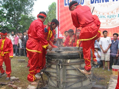 Chùm ảnh: Đúc trống đồng mừng sinh nhật Bác - 17