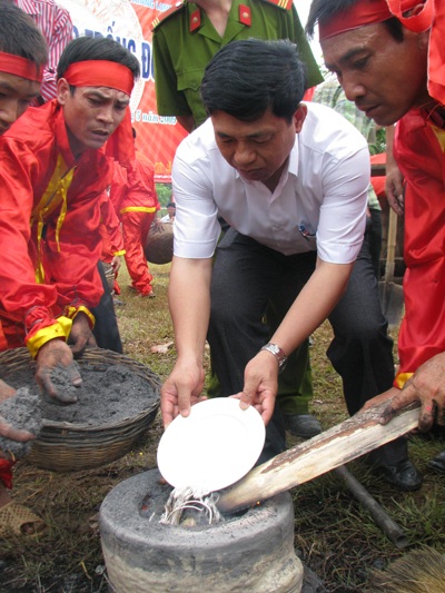 Chùm ảnh: Đúc trống đồng mừng sinh nhật Bác - 14