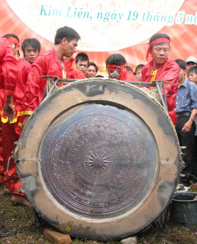 Chùm ảnh: Đúc trống đồng mừng sinh nhật Bác - 18