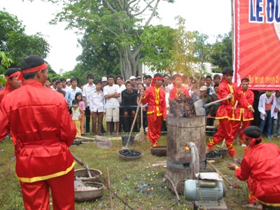 Chùm ảnh: Đúc trống đồng mừng sinh nhật Bác - 13