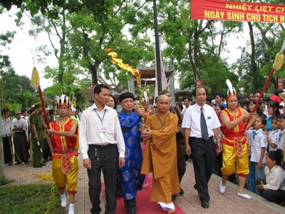 Chùm ảnh: Đúc trống đồng mừng sinh nhật Bác - 11