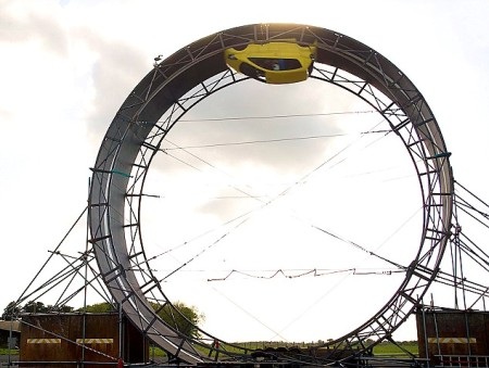 Nhào lộn mạo hiểm bằng ô tô - 1