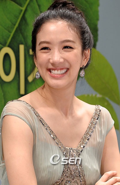Jung Ryeo Won: "Tôi thích chủ động trong các mối quan hệ..." - 11 Jung Ryeo Won: "Tôi thích chủ động trong các mối quan hệ..." - 11