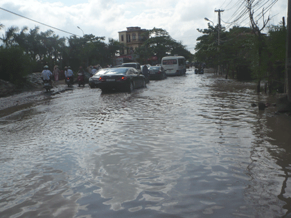 Xem ô tô, xe máy vượt “sông” giữa Hà Nội - 1