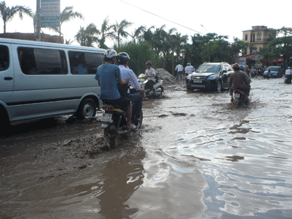 Xem ô tô, xe máy vượt “sông” giữa Hà Nội - 6