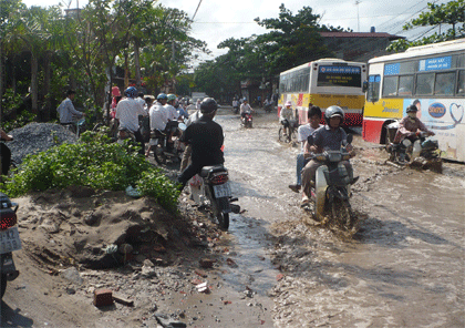 Xem ô tô, xe máy vượt “sông” giữa Hà Nội - 5