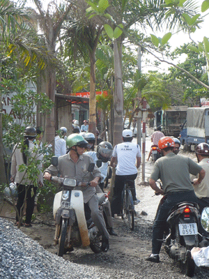 Xem ô tô, xe máy vượt “sông” giữa Hà Nội - 4