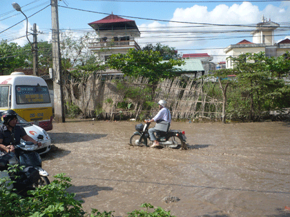 Xem ô tô, xe máy vượt “sông” giữa Hà Nội - 3
