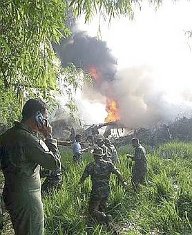 Máy bay quân sự chở hơn 100 người lao xuống nhà dân, 98 người chết - 1 Máy bay quân sự chở hơn 100 người lao xuống nhà dân, 98 người chết - 1