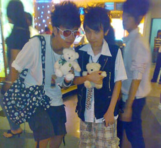 Hệ luỵ từ ảnh con trai “tự mát” - 1 Hệ luỵ từ ảnh con trai “tự mát” - 1