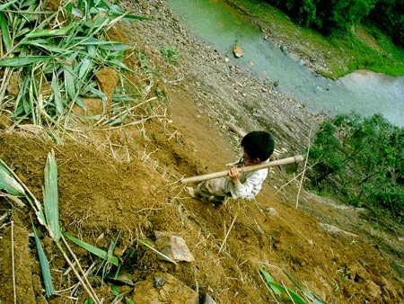 Hò nhau cõng người, khiêng xe qua đoạn núi lở - 6 Hò nhau cõng người, khiêng xe qua đoạn núi lở - 6