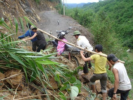 Hò nhau cõng người, khiêng xe qua đoạn núi lở - 5 Hò nhau cõng người, khiêng xe qua đoạn núi lở - 5