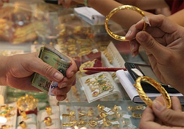 Giá vàng “vọt” lên 2,036 triệu đồng/chỉ - 1