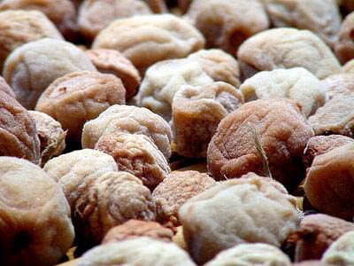 Sơ chế ô mai trong... hố đất - 1