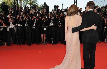 “Rừng” máy ảnh “bủa vây” Jolie - Pitt - 1 “Rừng” máy ảnh “bủa vây” Jolie - Pitt - 1