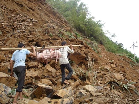Hò nhau cõng người, khiêng xe qua đoạn núi lở - 2 Hò nhau cõng người, khiêng xe qua đoạn núi lở - 2