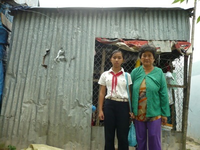 Trong căn nhà 6m2, bà ngoại tật nguyền nuôi cháu mồ côi - 1 Trong căn nhà 6m2, bà ngoại tật nguyền nuôi cháu mồ côi - 1