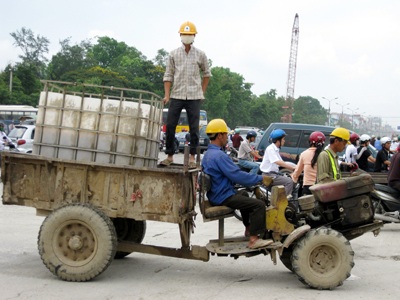 Chùm ảnh: Công nông “hiên ngang” giữa Hà Nội - 3 Chùm ảnh: Công nông “hiên ngang” giữa Hà Nội - 3