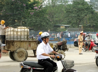 Chùm ảnh: Công nông “hiên ngang” giữa Hà Nội - 5 Chùm ảnh: Công nông “hiên ngang” giữa Hà Nội - 5